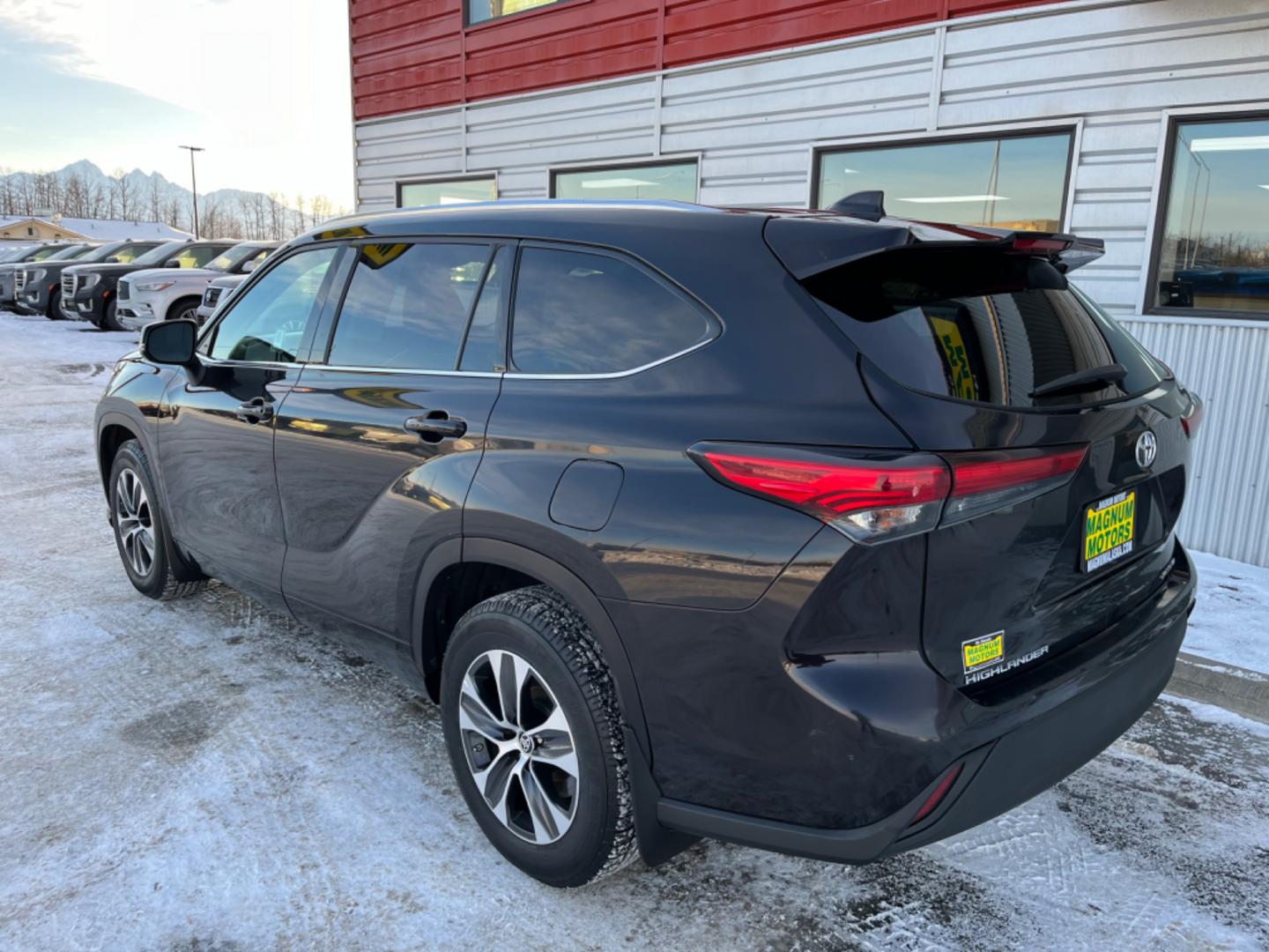 2021 Black Cherry /black leather Toyota Highlander XLE AWD V6 (5TDGZRBH8MS) with an 3.5L V6 DOHC 24V engine, 6A transmission, located at 1960 Industrial Drive, Wasilla, 99654, (907) 274-2277, 61.573475, -149.400146 - Photo#4